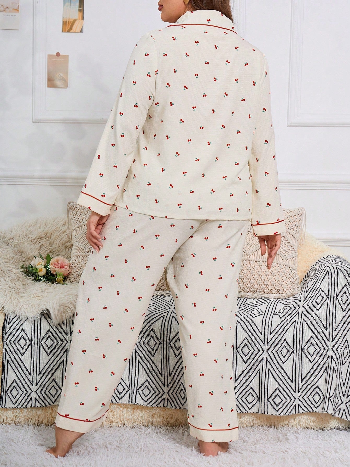 SHEIN Conjunto de Pijama Plus Size Confortável com Estampa de Cereja, Top e Calça