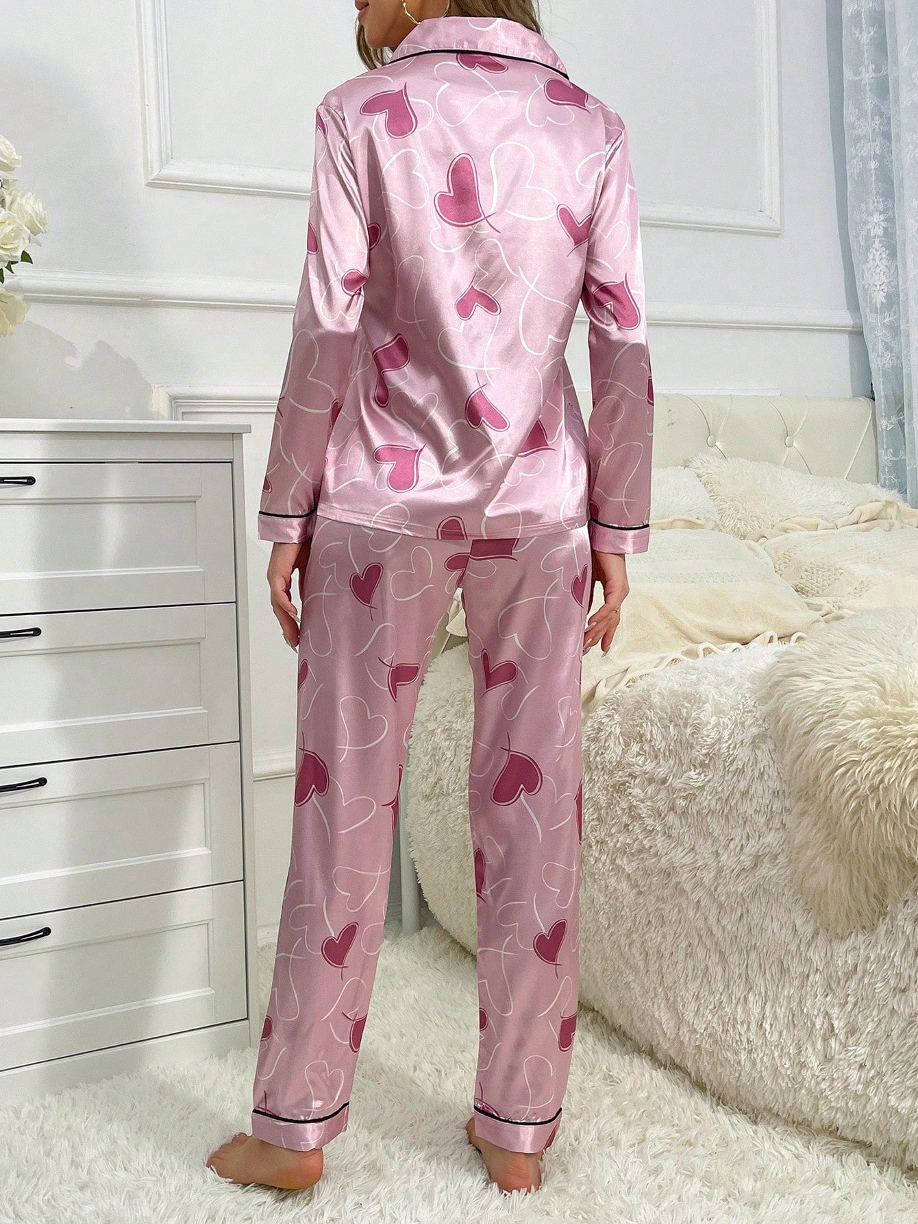 Pijama Feminino de Cetim Rosa com Estampa de Corações – Conjunto Manga Longa Nelima