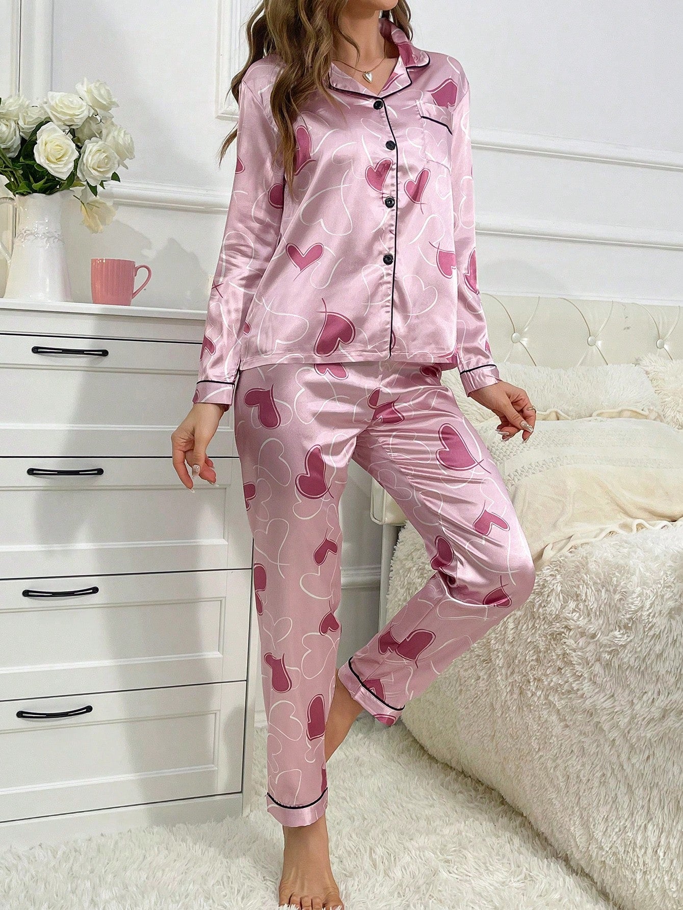Pijama Feminino de Cetim Rosa com Estampa de Corações – Conjunto Manga Longa Nelima