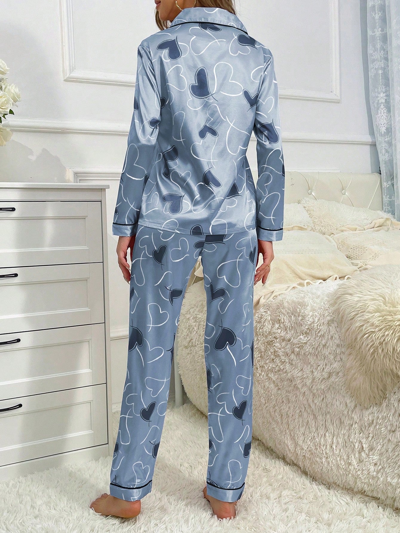 Pijama Feminino de Cetim Azul com Estampa de Corações – Conforto e Elegância