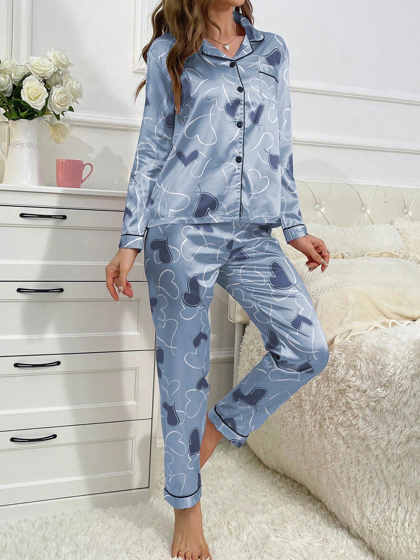 Pijama Feminino de Cetim Azul com Estampa de Corações – Conforto e Elegância