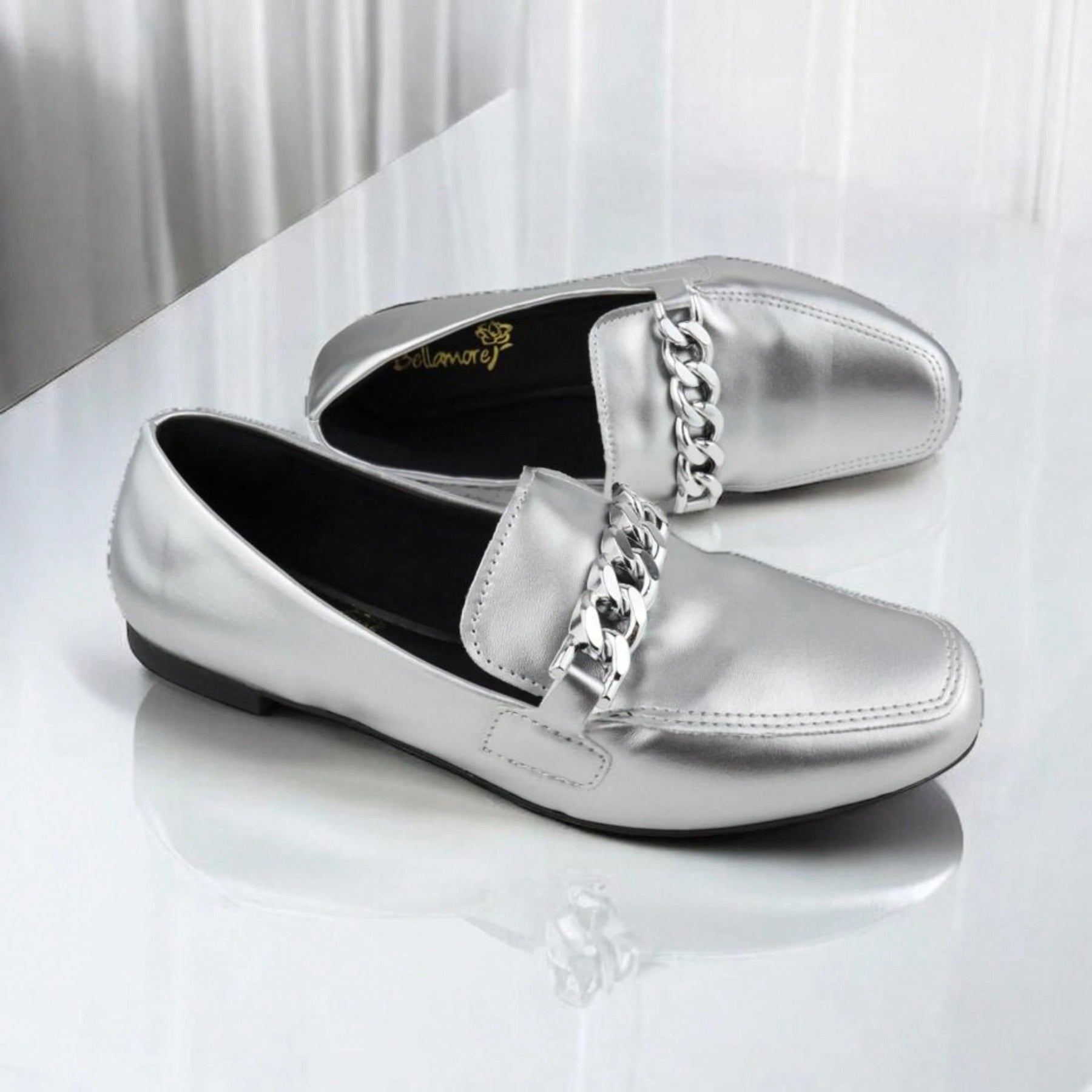 Sapato Mocassim Feminino Bico Quadrado Detalhe Corrente Confortável