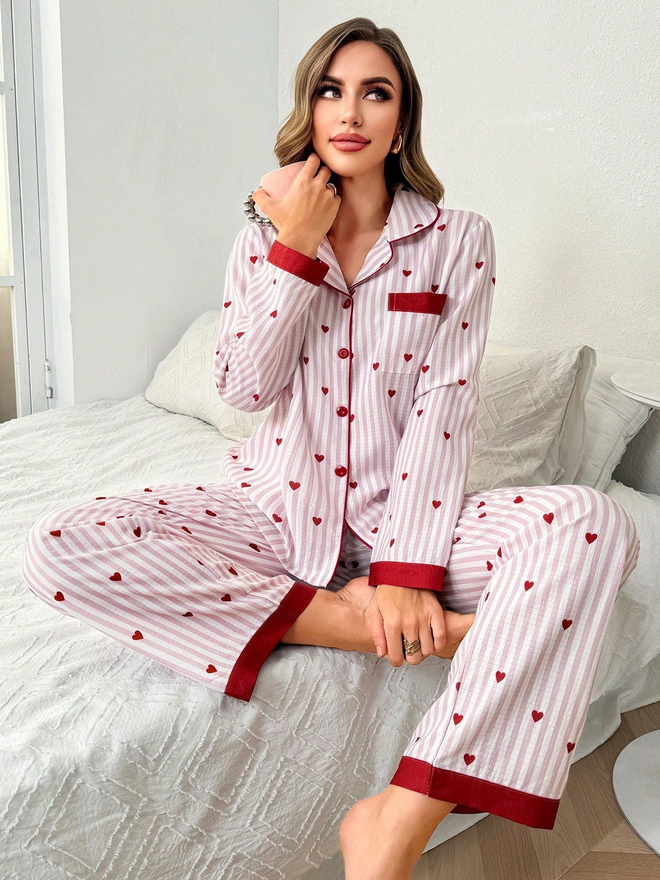 Pijama Feminino Listrado com Estampa de Corações – Nelima