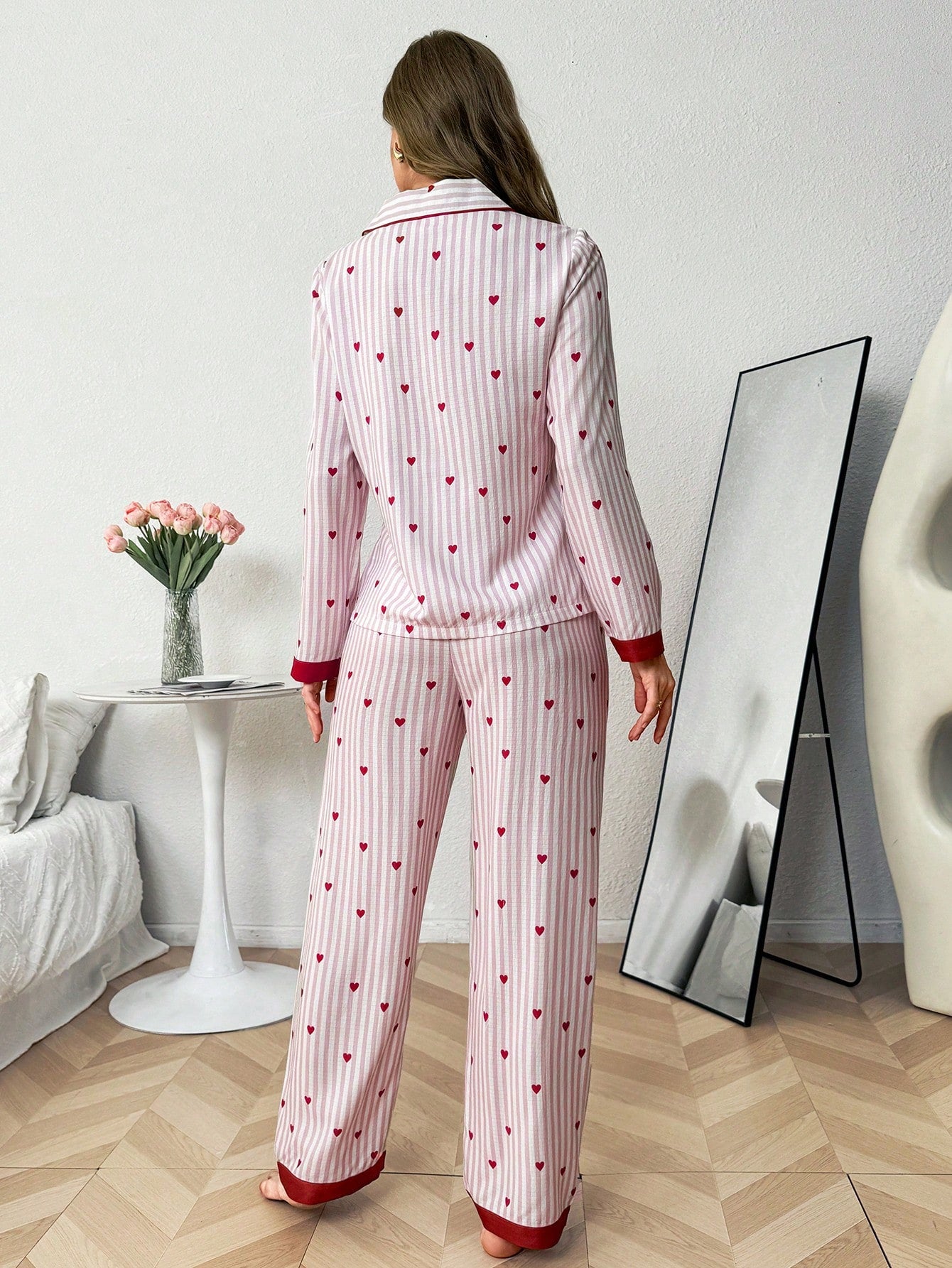 Pijama Feminino Listrado com Estampa de Corações – Nelima