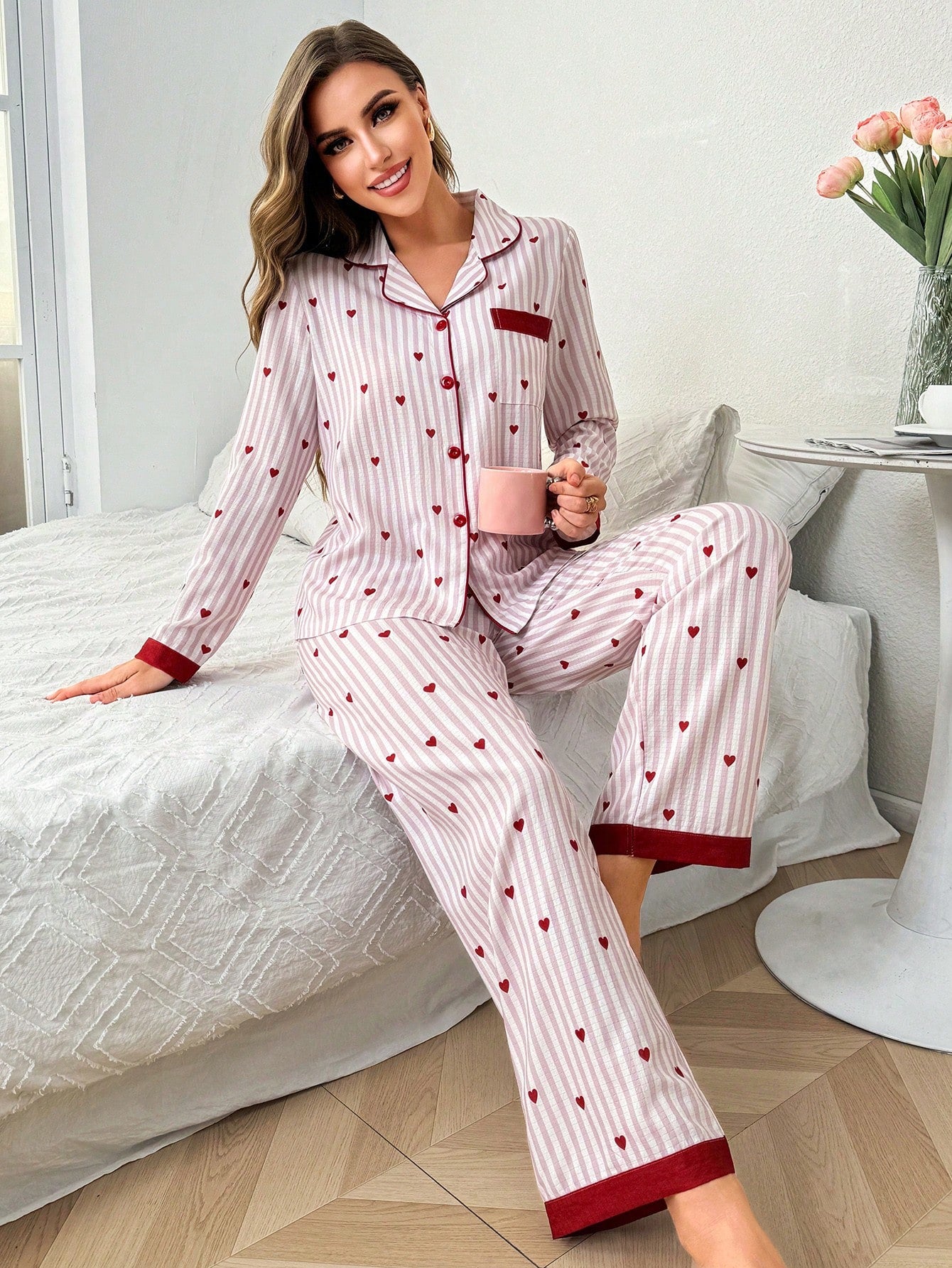Pijama Feminino Listrado com Estampa de Corações – Nelima