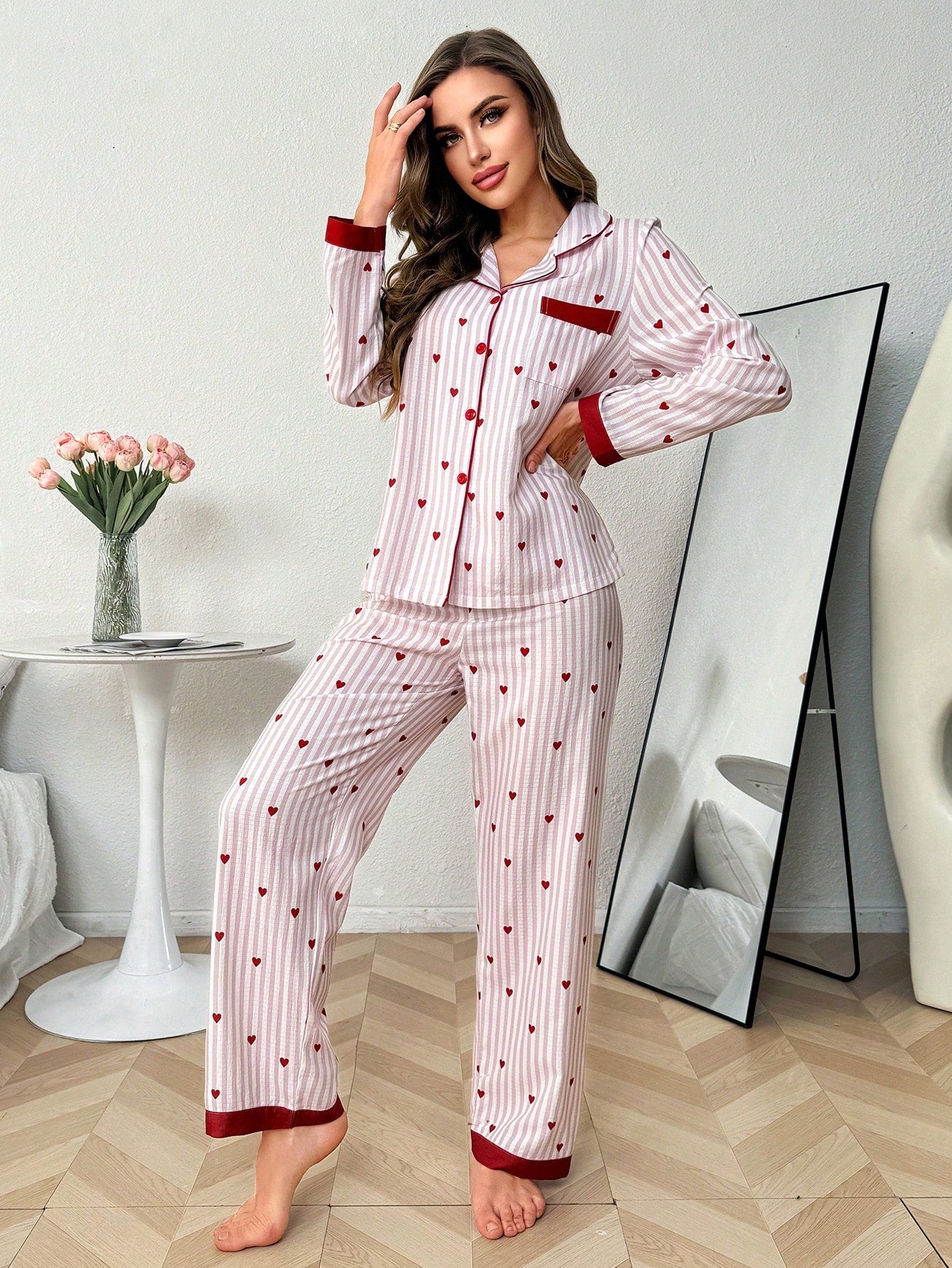 Pijama Feminino Listrado com Estampa de Corações – Nelima
