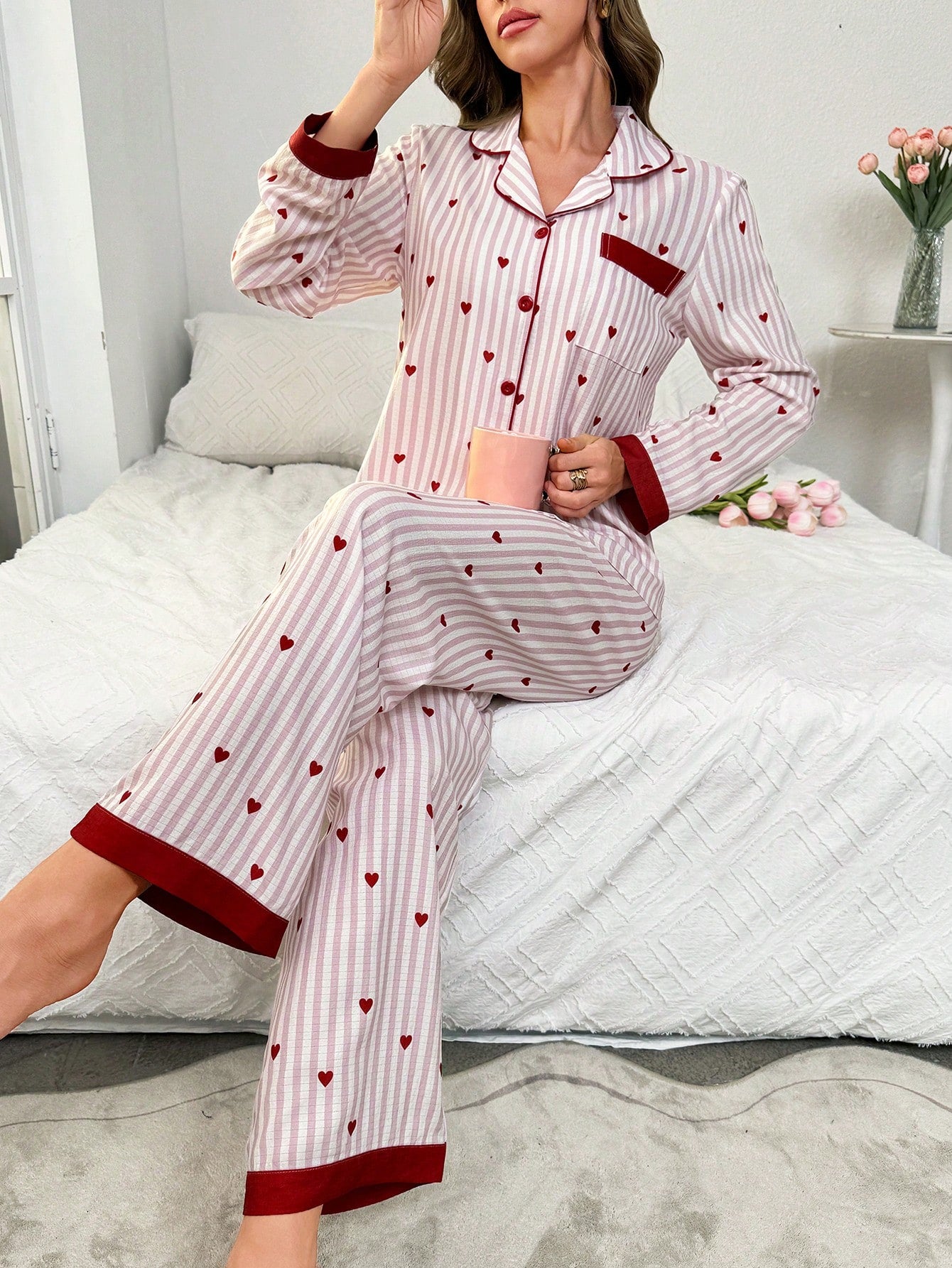 Pijama Feminino Listrado com Estampa de Corações – Nelima