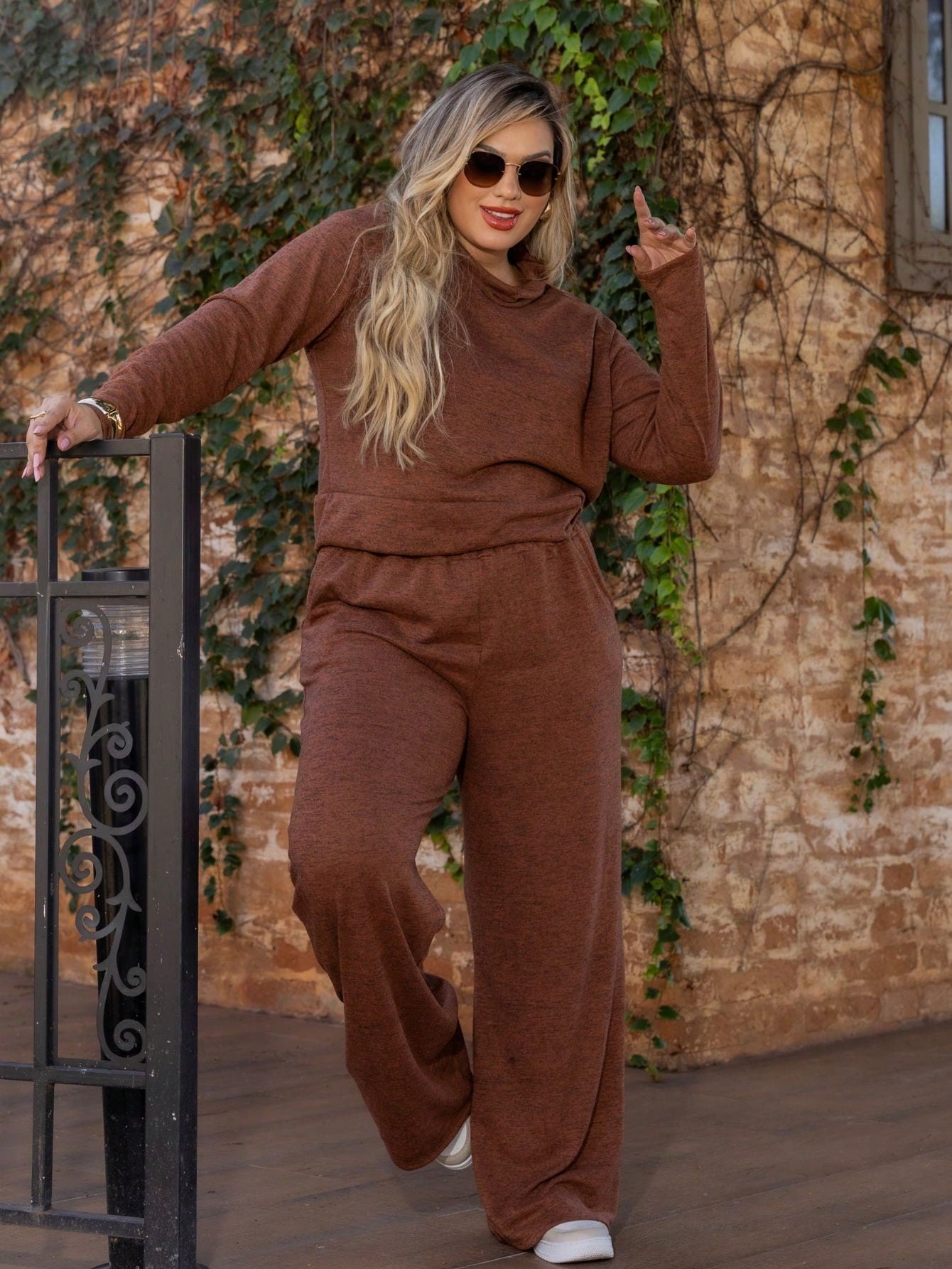 Vendedor Indicado
Conjunto Feminino Plus Size Inverno Quentinho Tecido Lanzinha Elegante e Confortável para os Dias Frios