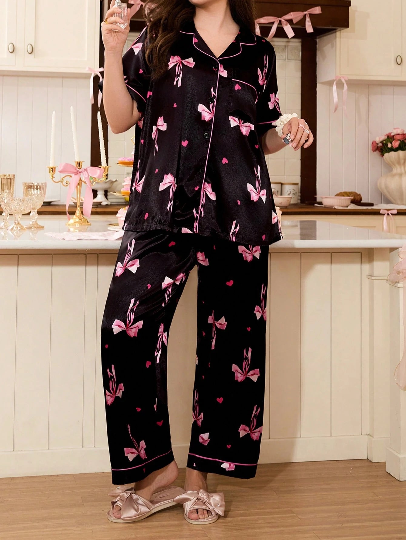 Pijama Plus Size de Cetim Preto com Estampa de Laços e Corações - Nelima