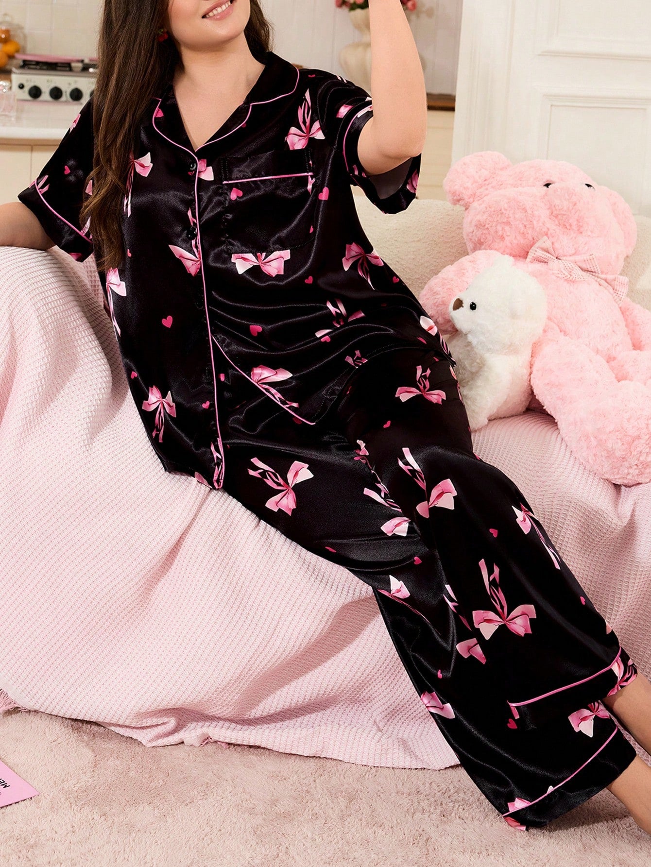 Pijama Plus Size de Cetim Preto com Estampa de Laços e Corações - Nelima