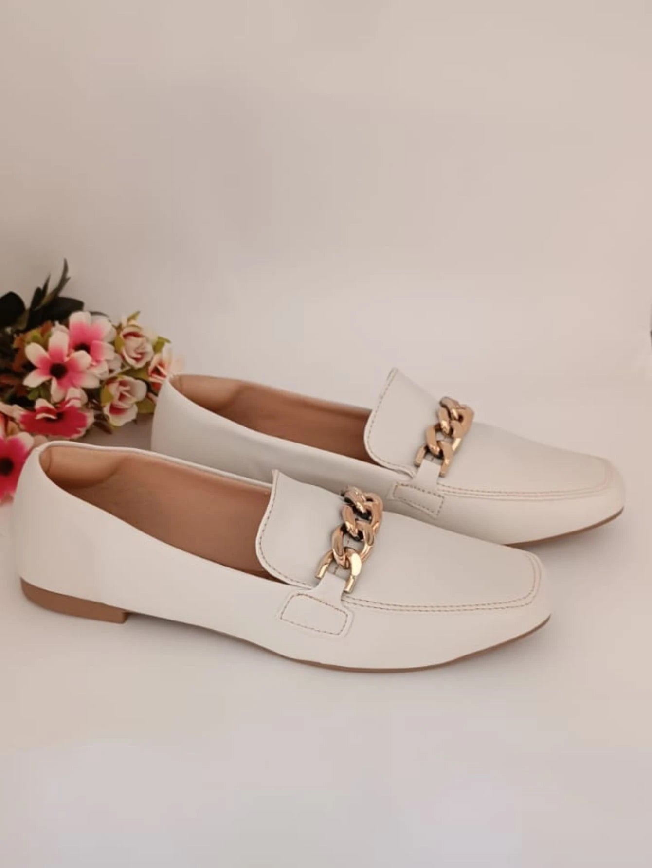 Sapato Mocassim Feminino Bico Quadrado Detalhe Corrente Confortável