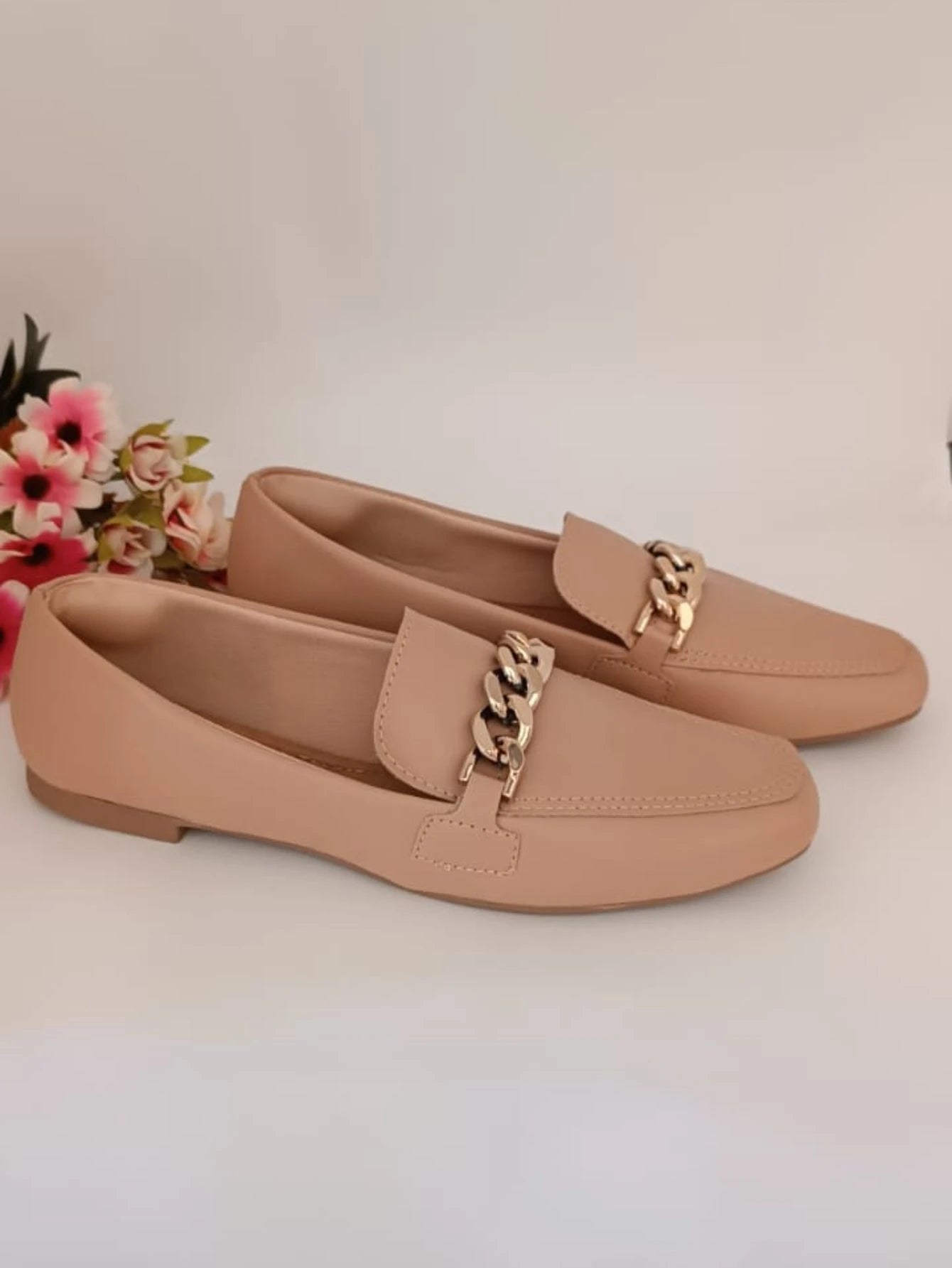 Sapato Mocassim Feminino Bico Quadrado Detalhe Corrente Confortável