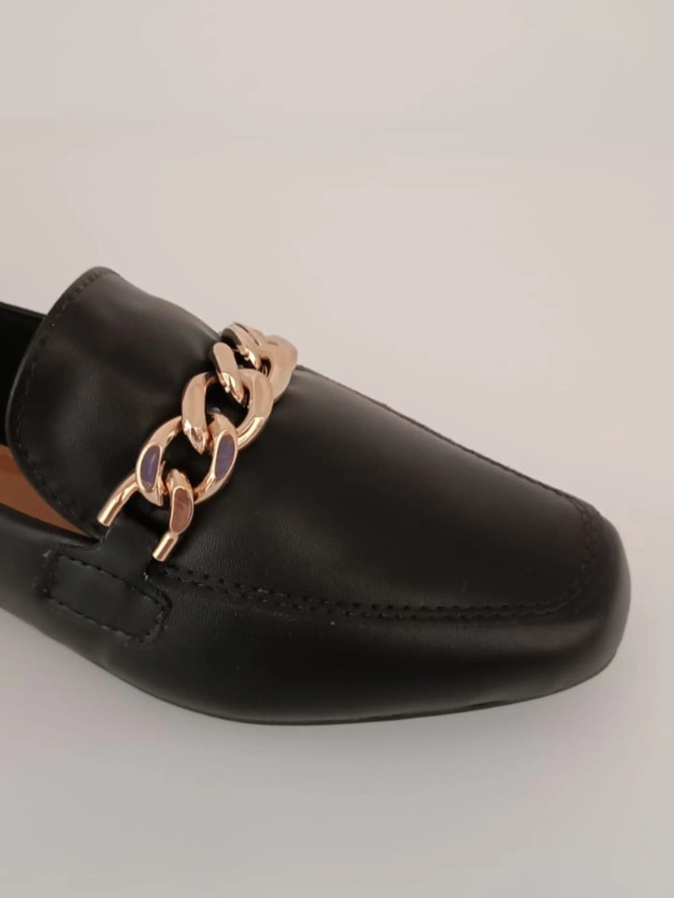 Sapato Mocassim Feminino Bico Quadrado Detalhe Corrente Confortável