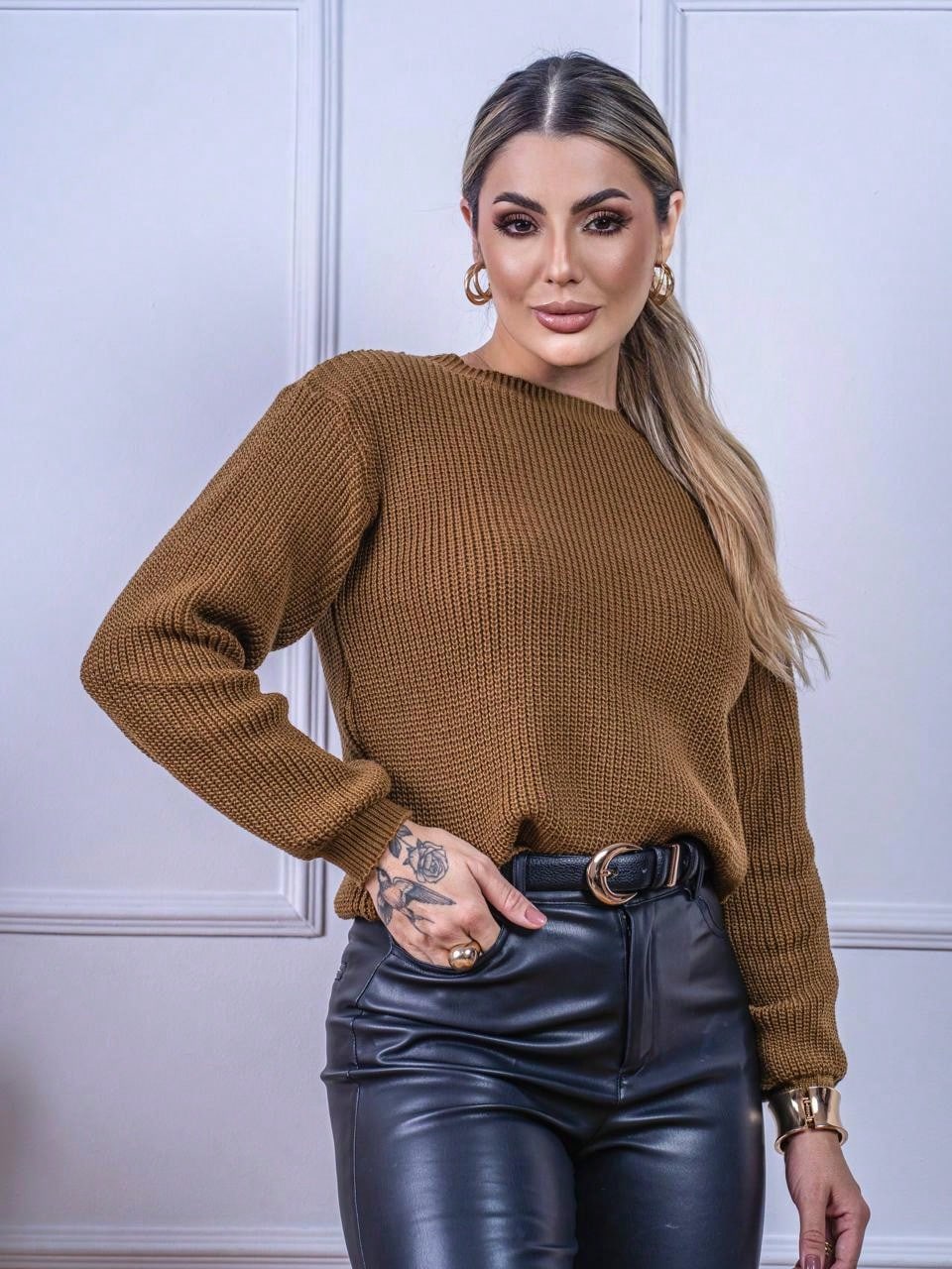 Blusa de Tricô Feminina Marrom Canelada com Gola Canoa - Nelima