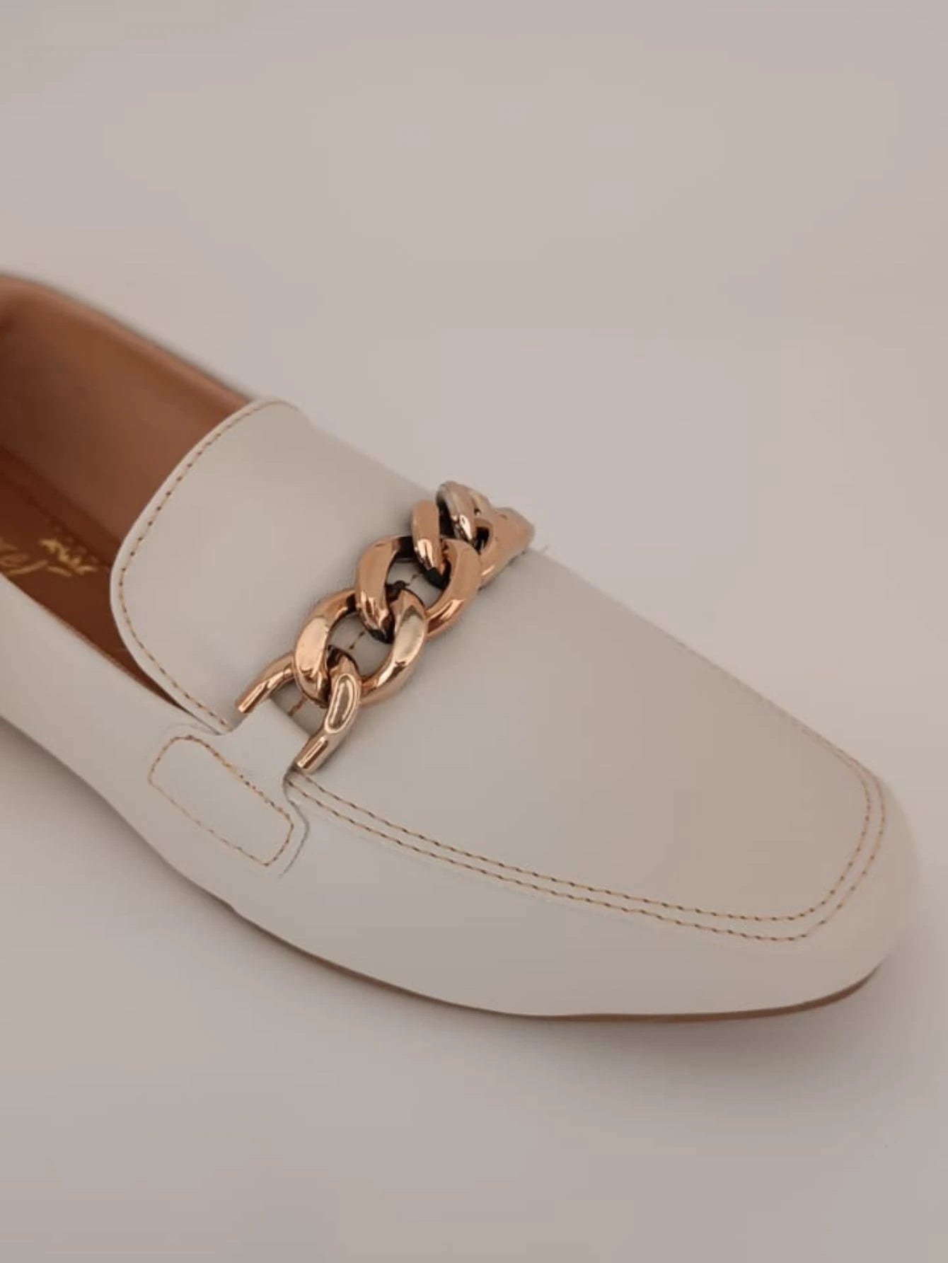 Sapato Mocassim Feminino Bico Quadrado Detalhe Corrente Confortável