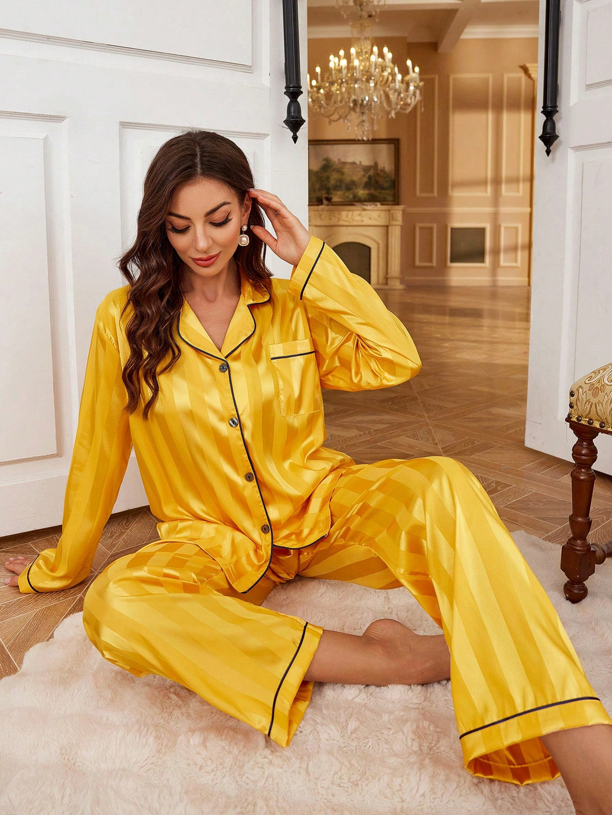 Pijama Feminino de Cetim Amarelo com Listras – Conforto e Estilo Sofisticado