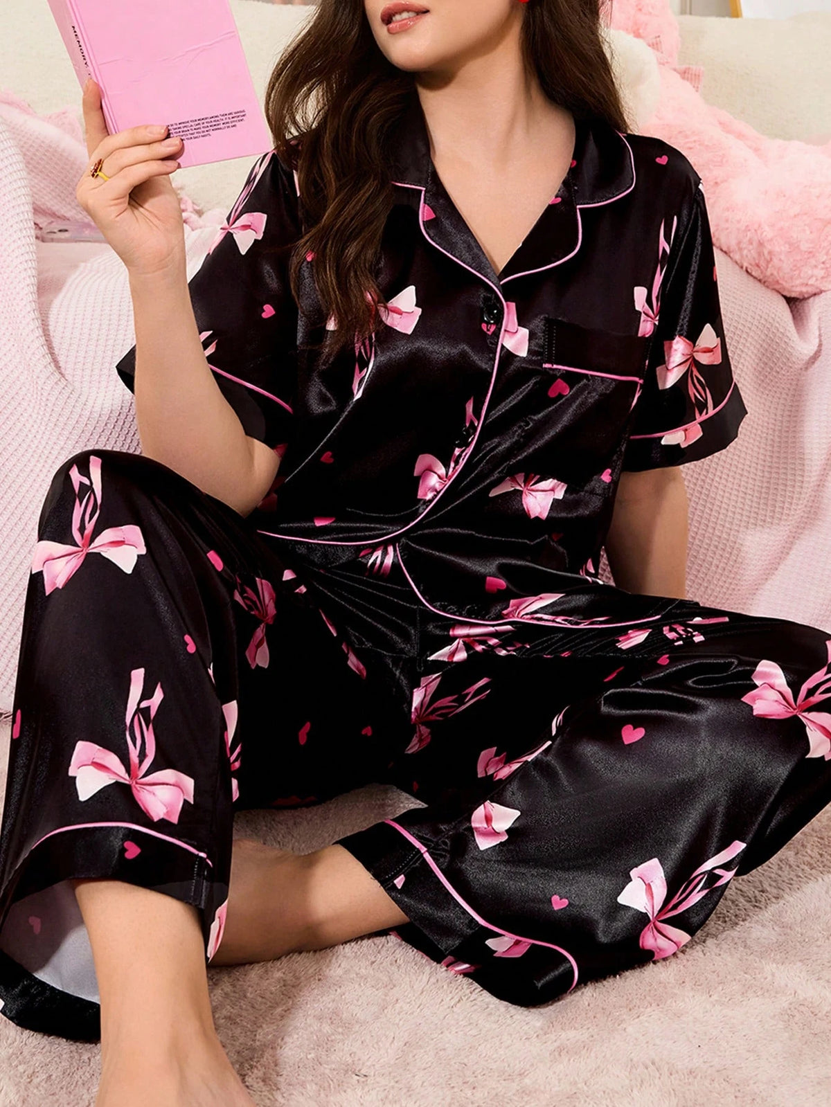 Pijama Plus Size de Cetim Preto com Estampa de Laços e Corações - Nelima