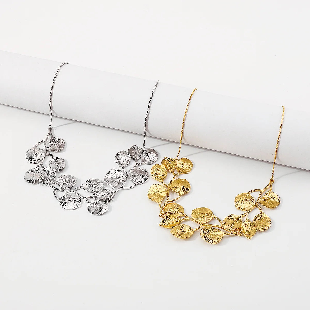 Colar Vintage Folhas Douradas - Le Belle