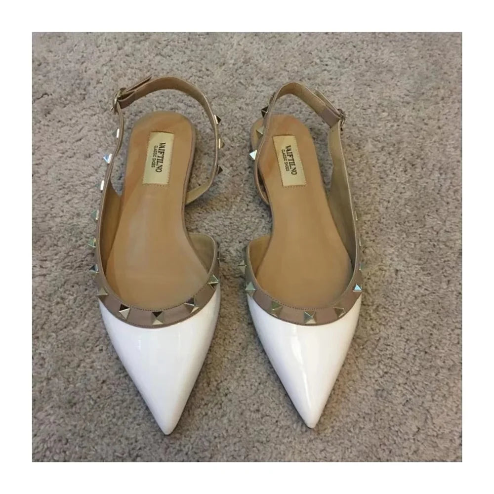 Sandália Feminina Nude com Tachas – Bico Fino, Salto Baixo e Design Elegante - Le Belle