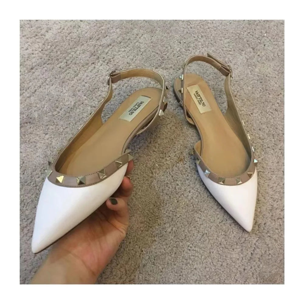 Sandália Feminina Nude com Tachas – Bico Fino, Salto Baixo e Design Elegante - Le Belle