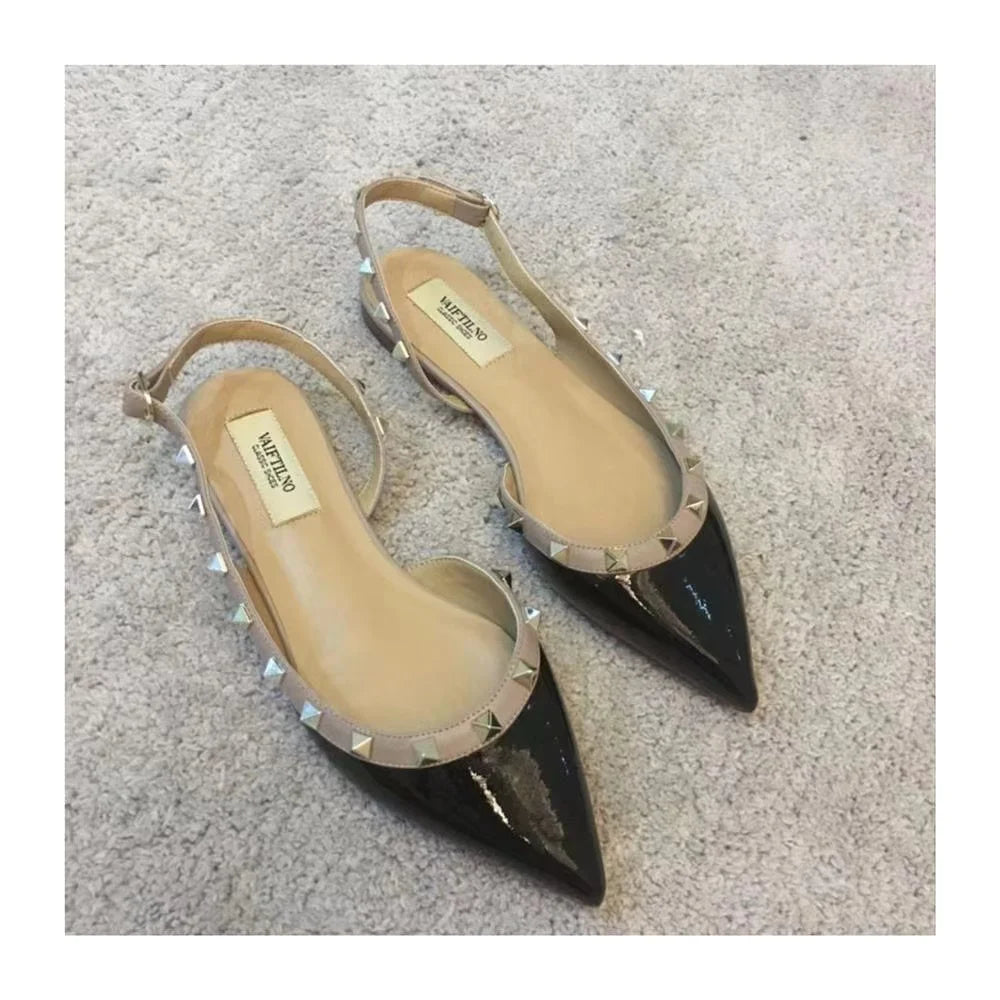 Sandália Feminina Nude com Tachas – Bico Fino, Salto Baixo e Design Elegante - Le Belle