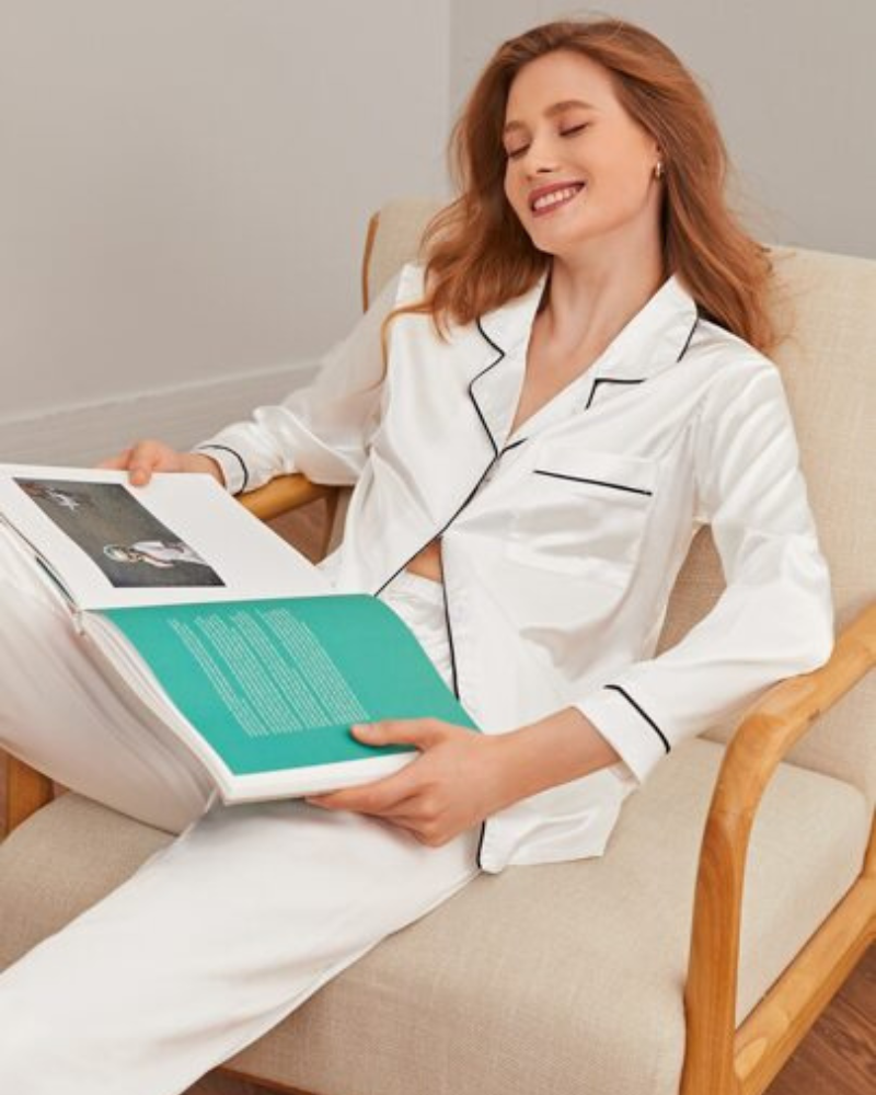 Pijama de Cetim Elegante com Botões e Detalhes Contrastantes - Nelima