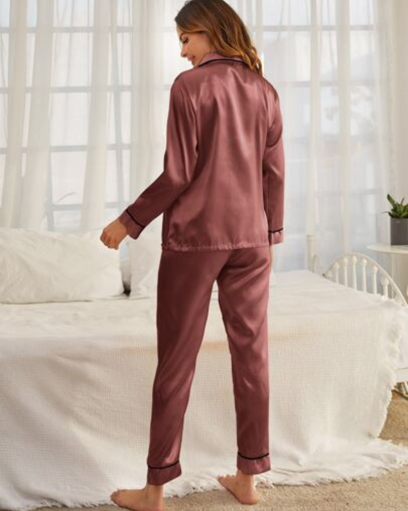 Pijama de Cetim Elegante com Botões e Detalhes Contrastantes - Nelima