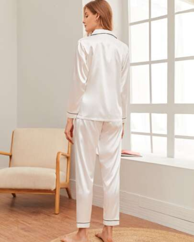 Pijama de Cetim Elegante com Botões e Detalhes Contrastantes - Nelima