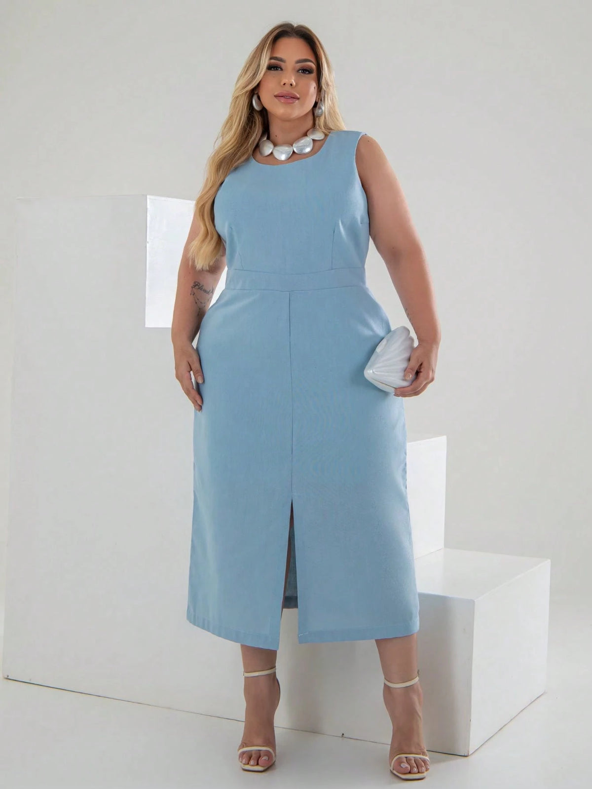 Vestido Midi Plus Size em Linho Azul Bebê com Fenda - Nelima