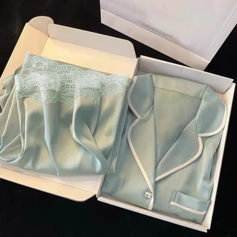 Conjunto de Pijama Loungewear Feminino Branco de Seda Satinada com Renda e Cardigan de Lapela - Nelima