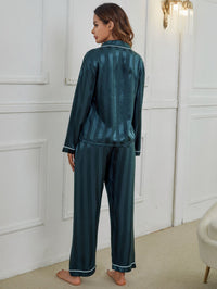 Pijama Feminino de Cetim Verde com Listras – Conforto e Sofisticação