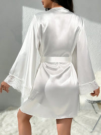 Robe Curto em Cetim com Renda Branco – Elegância, Conforto e Sofisticação