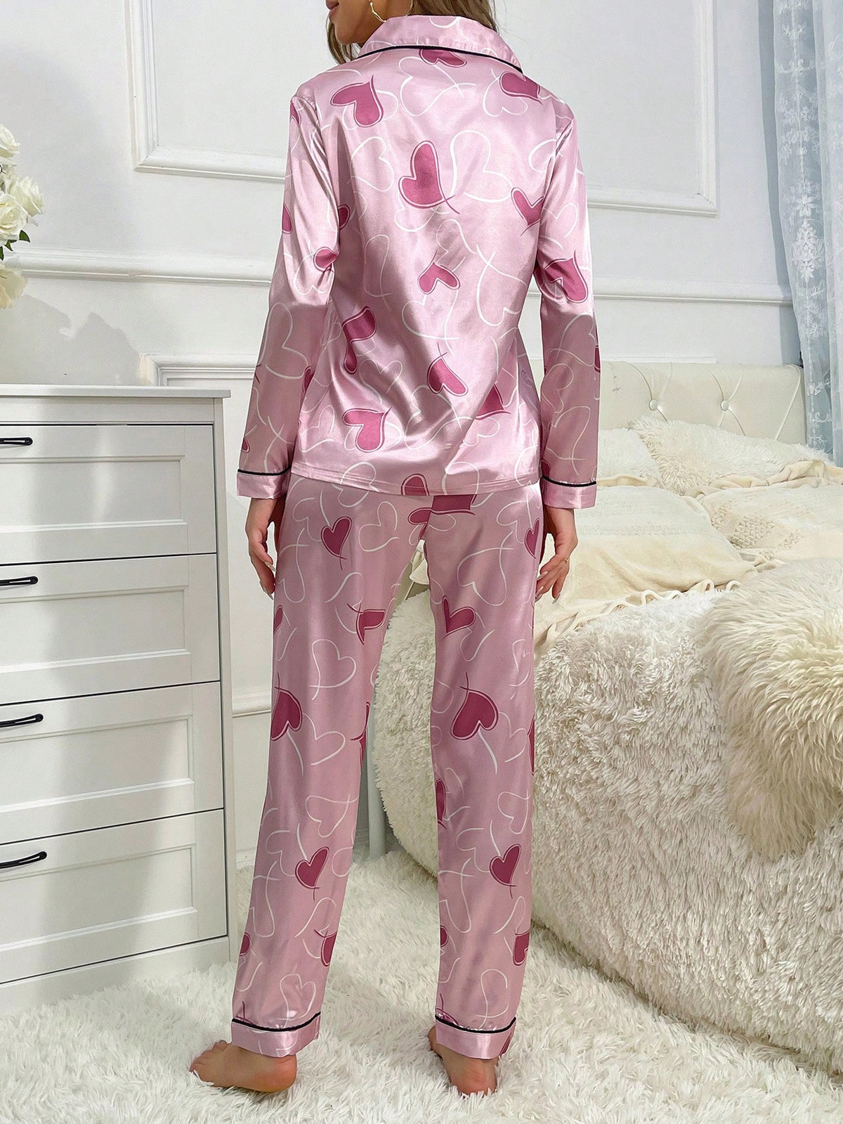 Pijama Feminino de Cetim Rosa com Estampa de Corações – Conjunto Manga Longa Nelima