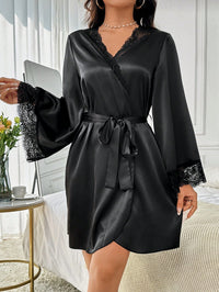 Robe Curto em Cetim com Renda Preto – Elegância e Sofisticação