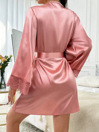 Robe Curto em Cetim com Renda Rosa – Elegância, Delicadeza e Conforto