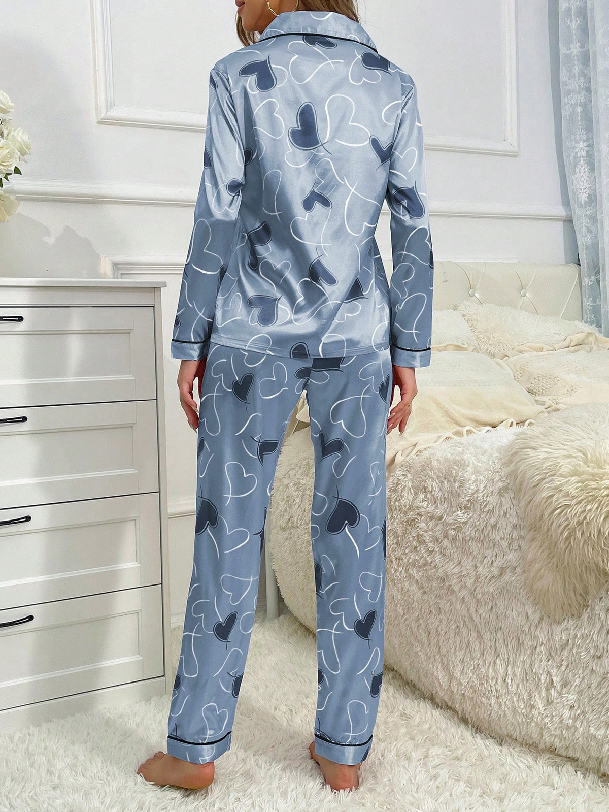 Pijama Feminino de Cetim Azul com Estampa de Corações – Conforto e Elegância
