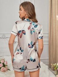 Pijama Feminino Curto de Cetim Bege com Estampa Floral – Conforto e Elegância