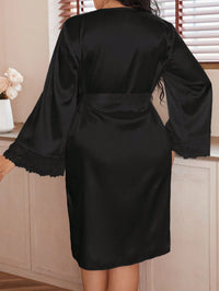 Robe Feminino Plus Size em Cetim Preto com Renda e Amarração – Nelima