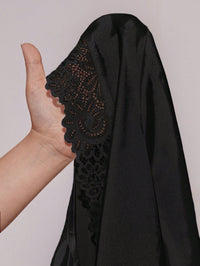 Robe Feminino Plus Size em Cetim Preto com Renda e Amarração – Nelima