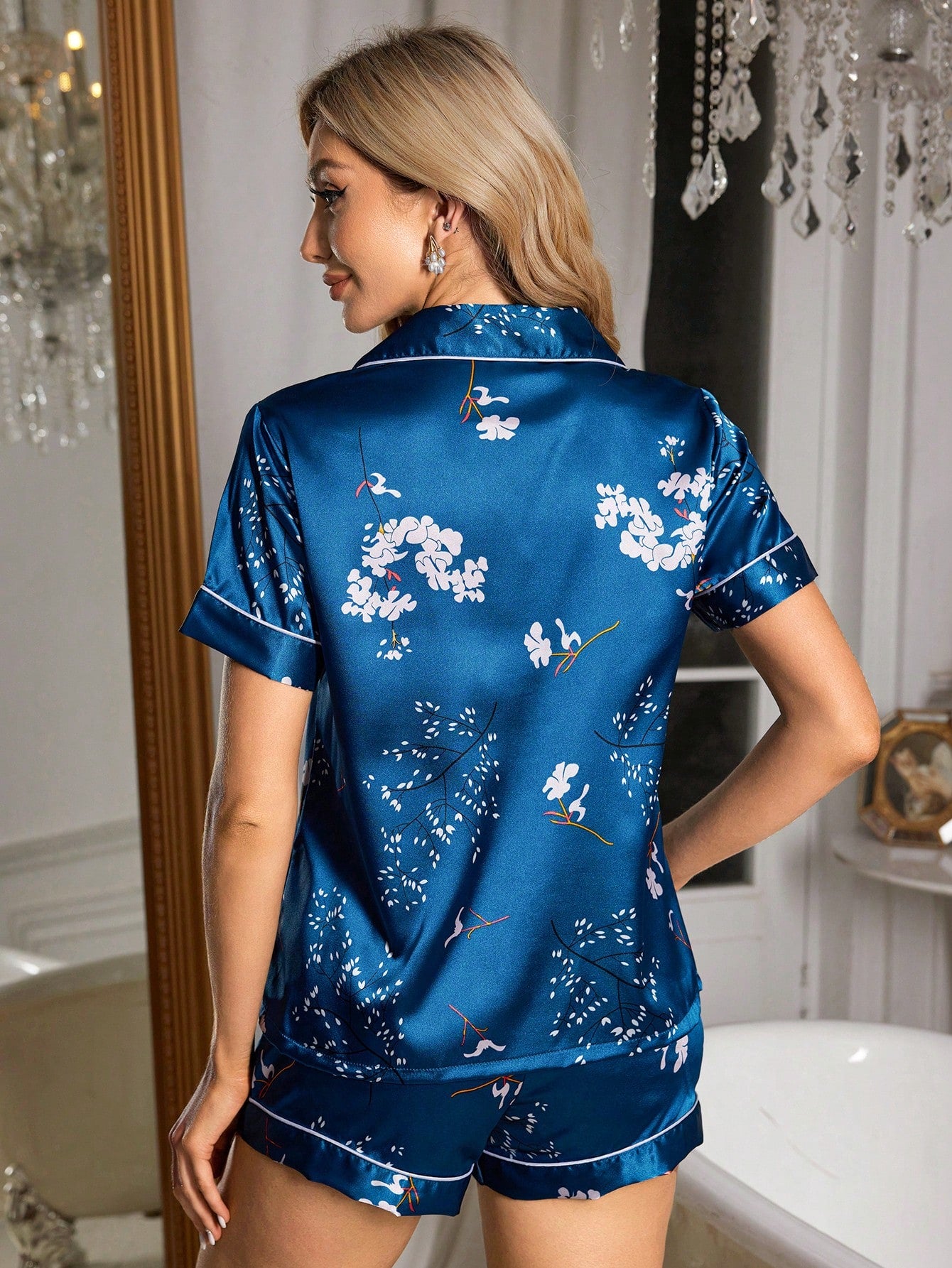 Pijama Curto Feminino de Cetim Azul Estampado – Conforto e Sofisticação para Noites Especiais