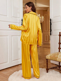 Pijama Feminino de Cetim Amarelo com Listras – Conforto e Estilo Sofisticado