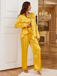 Pijama Feminino de Cetim Amarelo com Listras – Conforto e Estilo Sofisticado