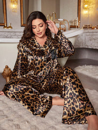 LuxeNights Conjunto de Roupas de Dormir de Seda Sintética Elegante com Bordado e Bolso em Estampa de Leopardo, Plus Size, Férias