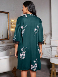 LuxeNights 2 Peças Conjunto: Camisola Noturna e Robe com Estampa de Retalhos de Renda