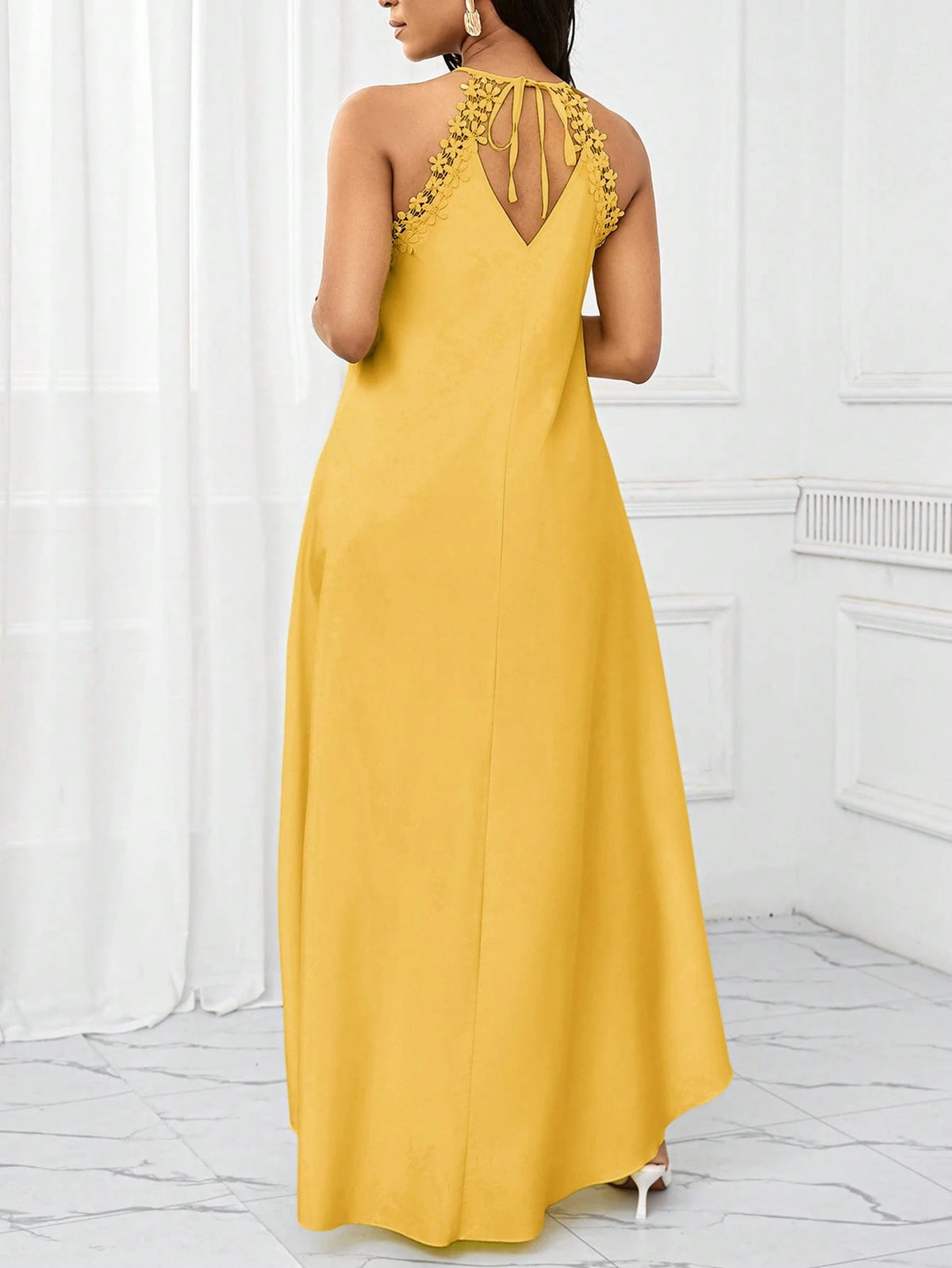 Vestido Longo Amarelo com Gola Halter – Elegância e Fluidez do P ao GG