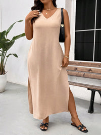 Vestido Longo Plus Size Bege com Renda no Decote e Fenda Lateral – Estilo Sofisticado