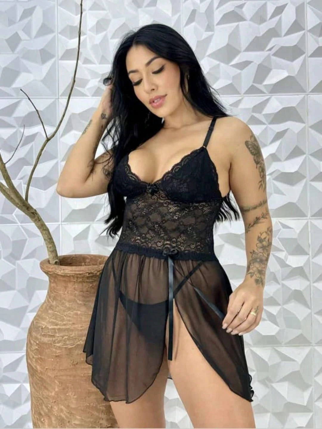 Vendedor Indicadocamisola feminina em tule com detalhes em renda, com fenda lateral