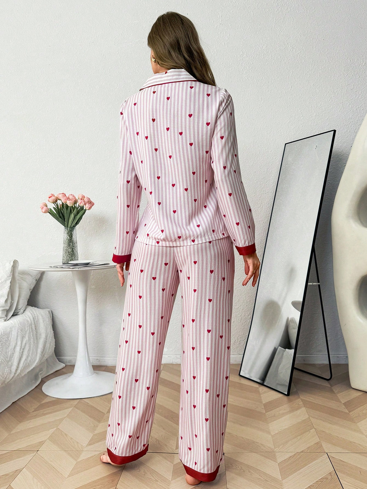 Pijama Feminino Listrado com Estampa de Corações – Nelima