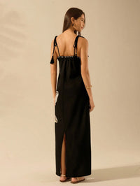 Vestido Longo Preto com Estampa de Folhas Tropicais – Elegância e Leveza Nelima Moda