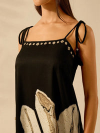 Vestido Longo Preto com Estampa de Folhas Tropicais – Elegância e Leveza Nelima Moda